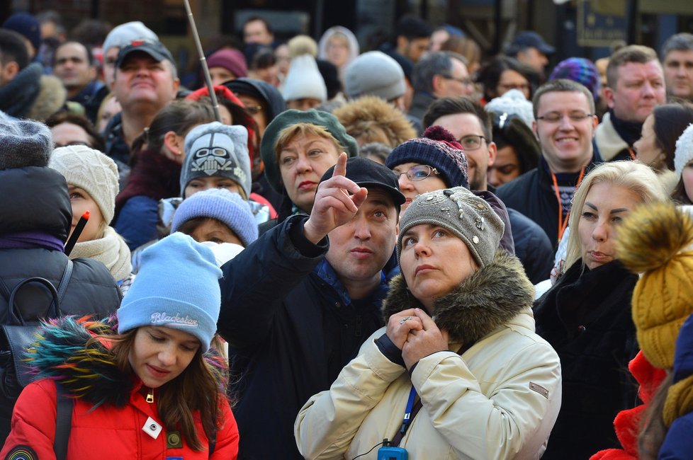 Turisté zvědaví na představení orloje. To se na půl roku neuskuteční.