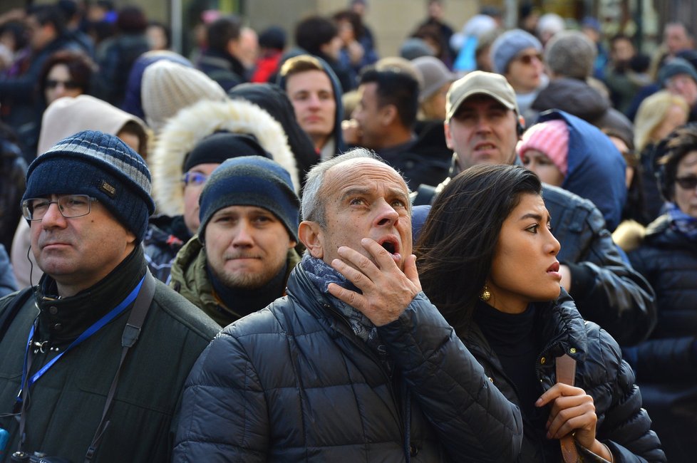 Turisté zvědaví na představení orloje. To se na půl roku neuskuteční.