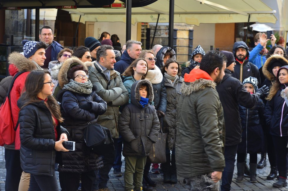 Turisté zvědaví na představení orloje. To se na půl roku neuskuteční.