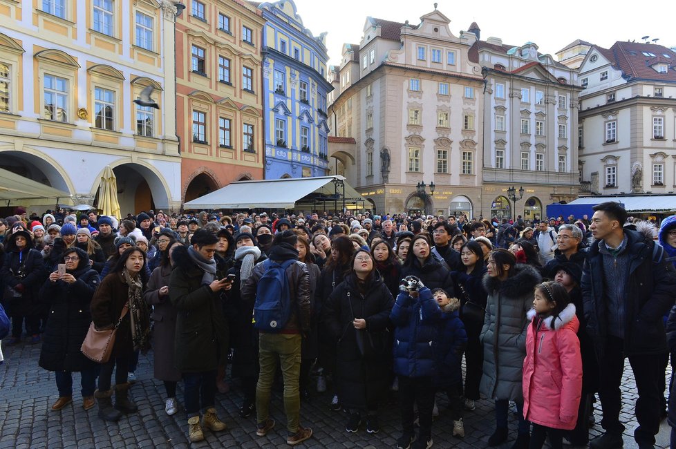 Mnozí turisté dosud netuší, že orloj minimálně půl roku nepoběží. Přesto láká stále.