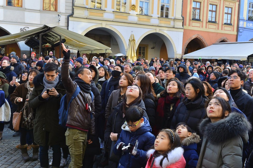 Turisté čekají na obvyklé představení na orloji. Netuší, že neproběhne.