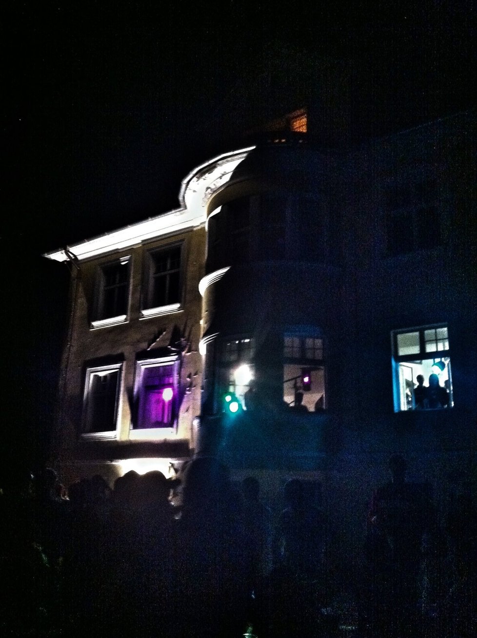 Dům, ve kterém se párty pořádala, praskal kvůli stovkám návštěvníků ve švech
