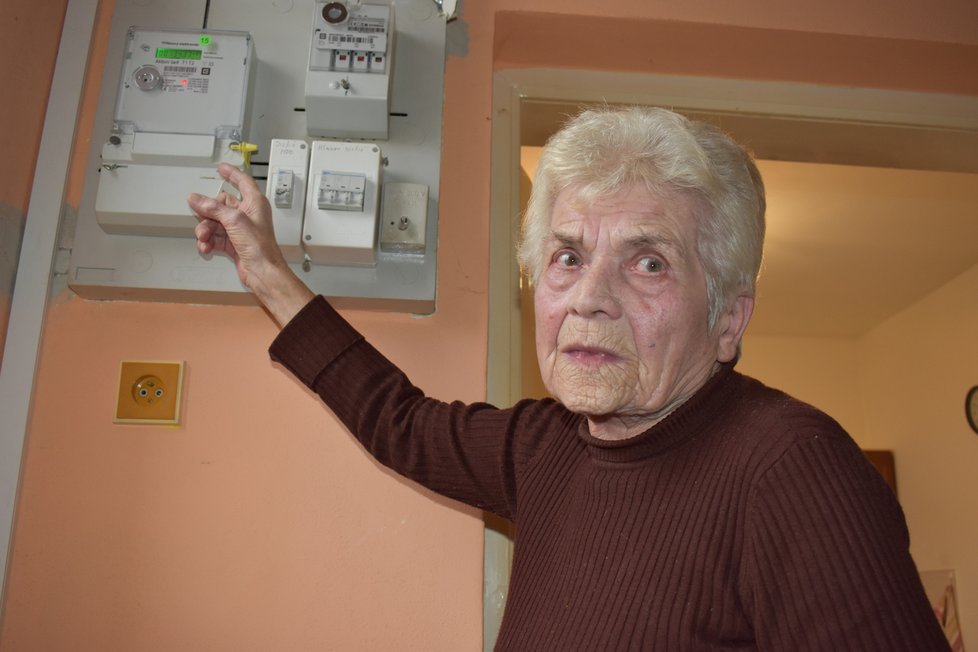 Seniorka po smrti manžela platila za elektřinu 4x víc.