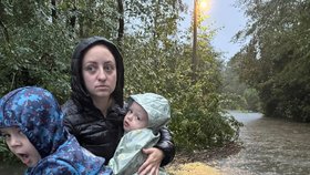 Povodňové drama v Orlové: Máma s dětma zachráněna ze střechy auta!