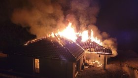 Děsivé probuzení na Brněnsku: Rodina zjistila, že je její dům v plamenech