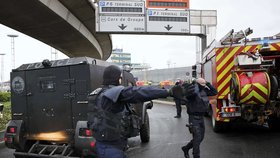 Policie zasahuje po střelbě na pařížském letišti.