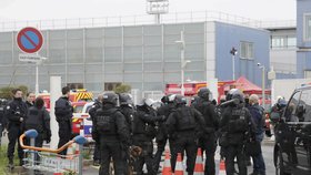 Policejní manévry po střelbě na pařížském letišti Orly