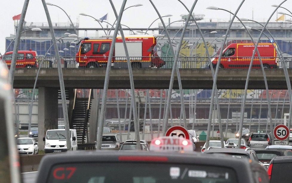 Na letišti v Paříži se střílí, policie se rozhodla evakuovat jižní terminál