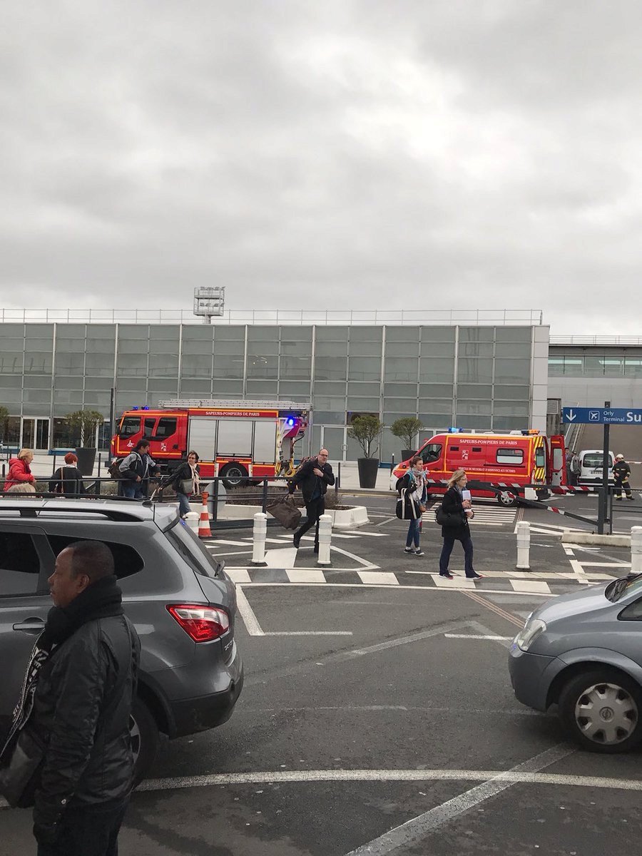 Evakuace po střelbě na letišti Orly v Paříži