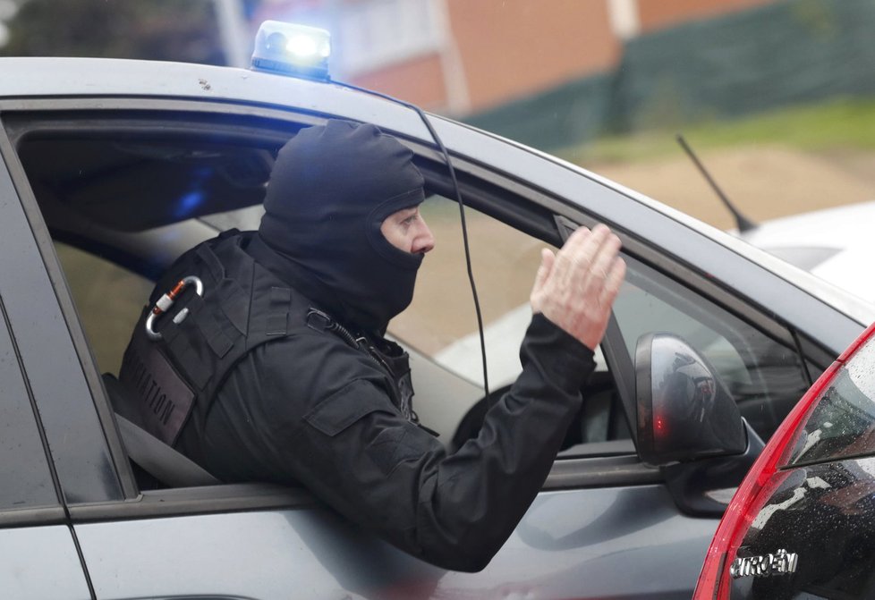 Policie přijíždí na pařížské letiště Orly