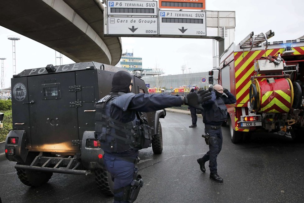 Policejní manévry po střelbě na pařížském letišti Orly