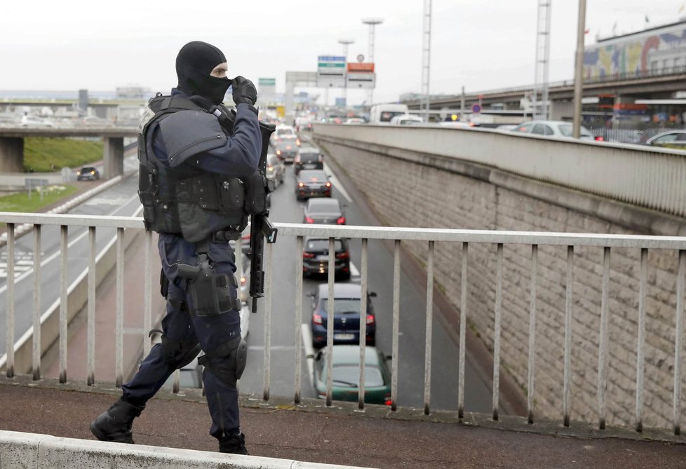 Policejní manévry po střelbě na pařížském letišti Orly