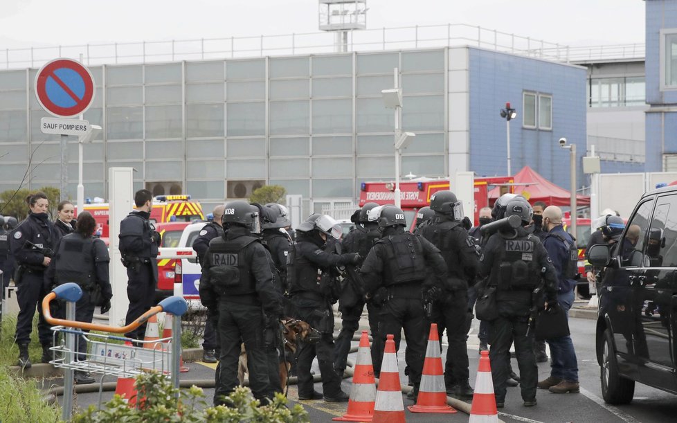 Policejní manévry po střelbě na pařížském letišti Orly