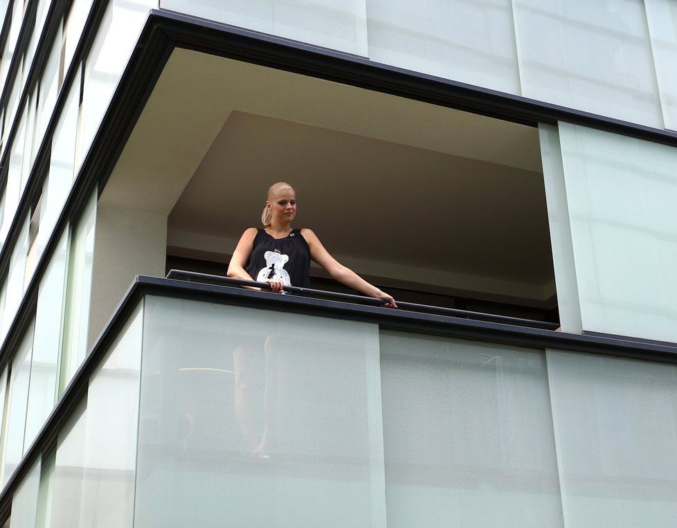 Ornella Štiková na terase vyhlíží své sousedy