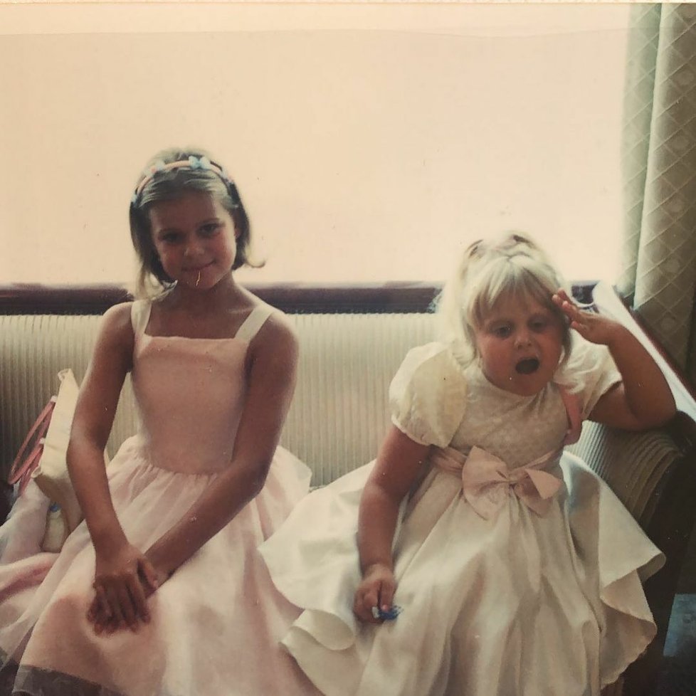 Sestry Ornella (vlevo) a Charlotte Štikovy jako malé.