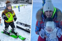 Ornella Koktová vyrazila s dětmi na hory: Ročního Svena postavila na lyže!