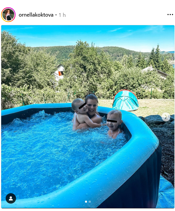 Ornella Koktová se svými mladšími dětmi v bazénu.