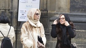 Numero duo v kožichu! Ornella s kamarádkou vyvolaly rozruch v centru Prahy
