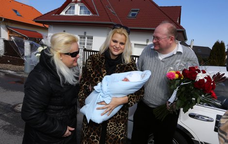 Máma Štiková vítá vnoučka v tmavých brýlích. Na roli superstar už si Monika zvykla.