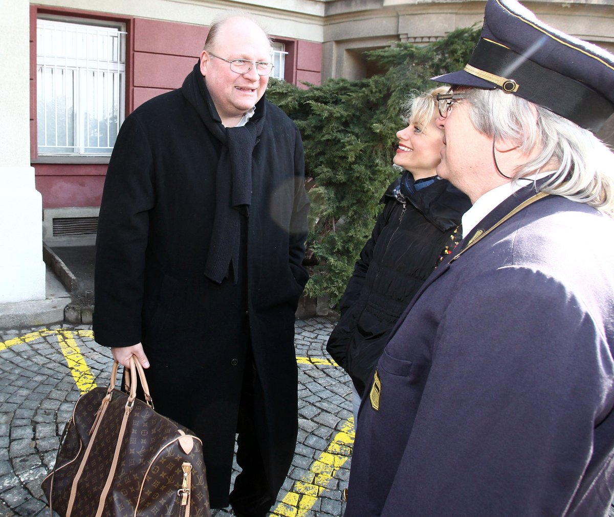 Táta Štika v družném hovoru s řidičem, který si oblékl minimálně dvacet let starou uniformu.