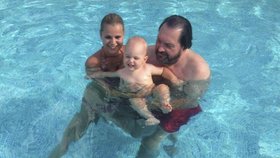 Ornella Štiková vysvlékla Koktu do plavek a vyhnala ho do bazénu.