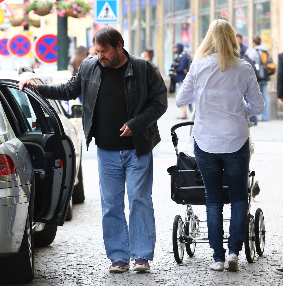 ... a míří s kočárem směr k restauraci, Kokta si dává na čas