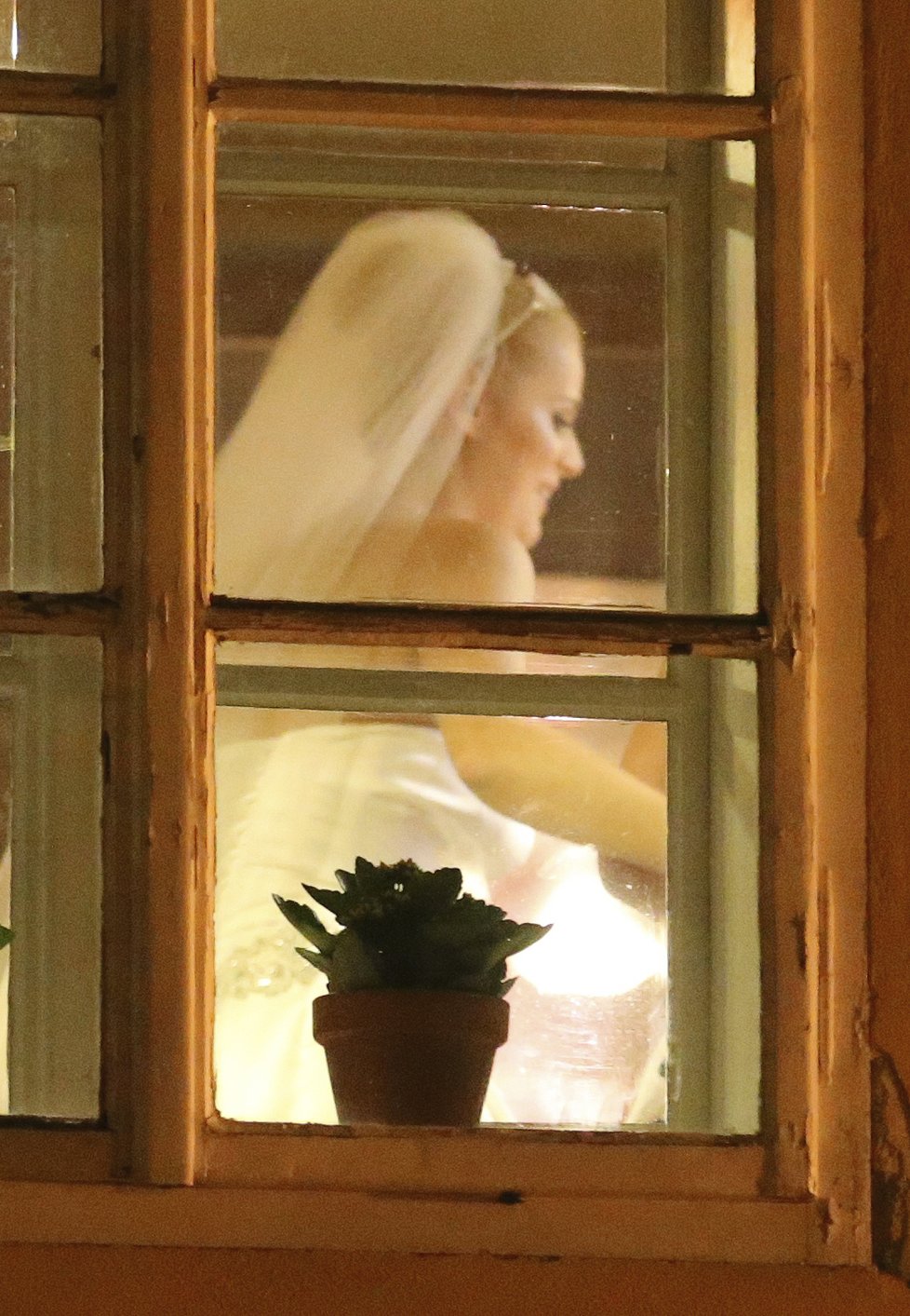 Ornellina svatba probíhala za zavřenými dveřmi...v oknech ale občas někdo vykouknul!