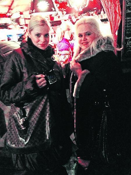 Ornella se svou maminkou Monikou Štikovou na vánočním trhu v Drážďanech