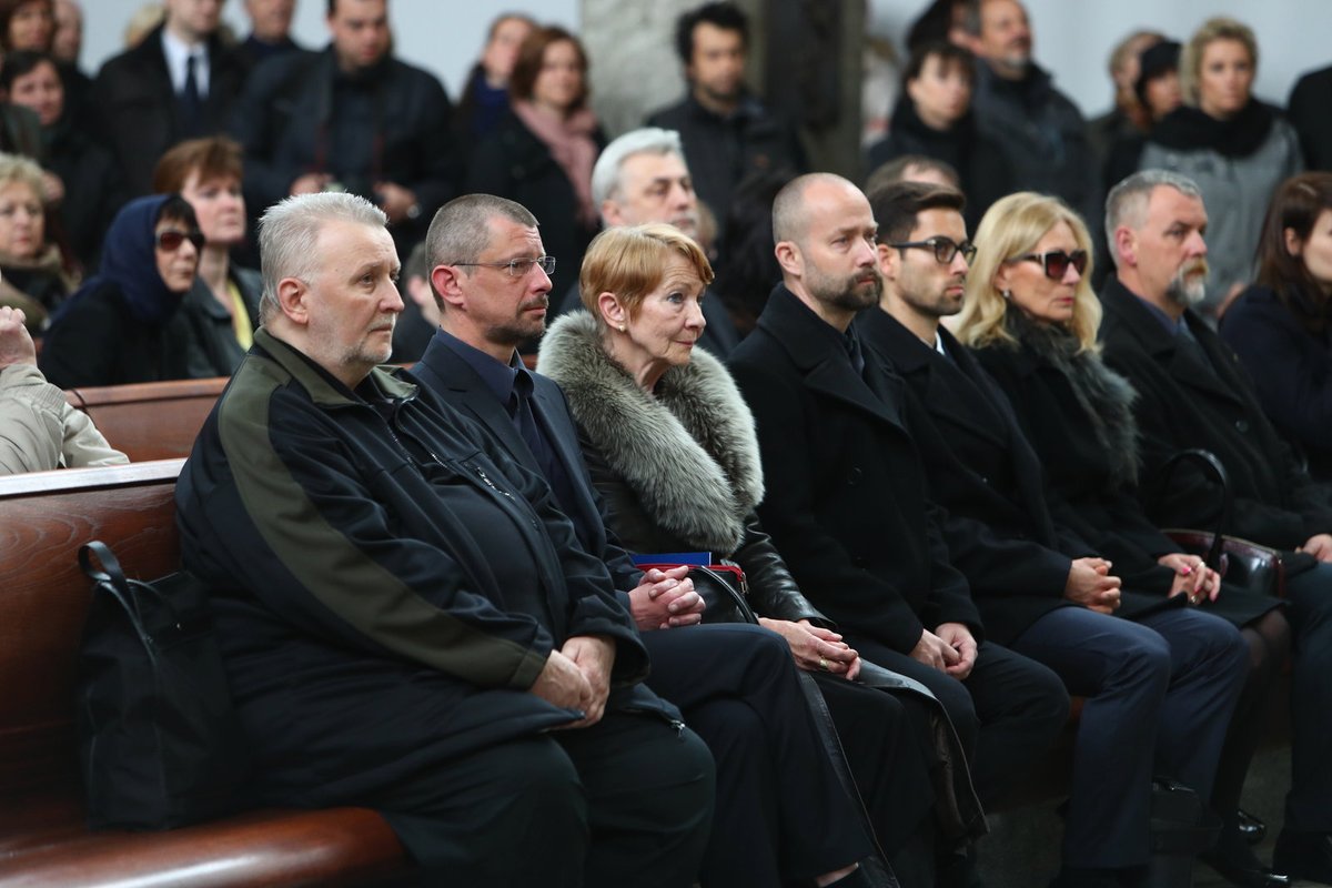 Daniela Kolářová se syny Šimonem a Matějem na pohřbu. Ester stála vzadu.