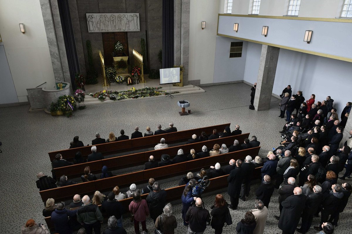 Na pohřbu se Janečková a Kolářová od sebe distancovaly.