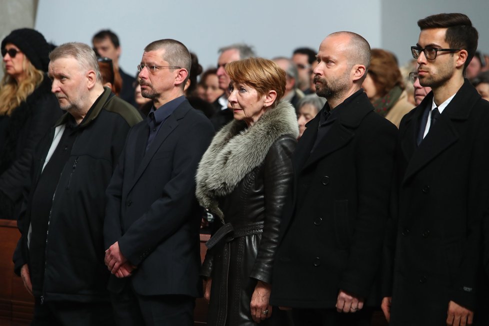 Daniela Kolářová se syny Šimonem a Matějem na pohřbu. Ester stála vzadu.