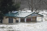 Obyvatelé z okolí poškozené přehrady Oroville mohou zpět domů