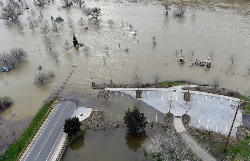 Na 200 tisíc lidí žijících pod přehradou Oroville se muselo evakuovat.
