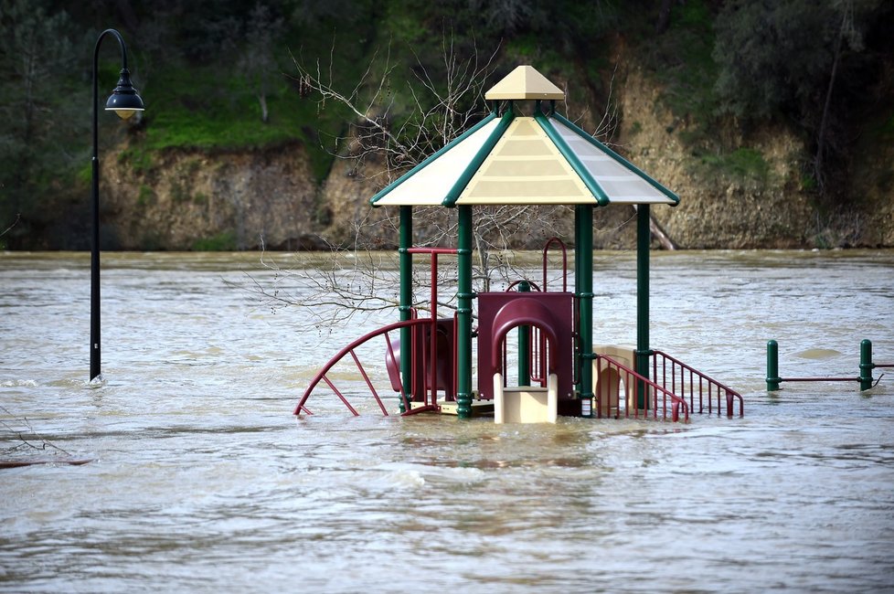 Na 200 tisíc lidí žijících pod přehradou Oroville se muselo evakuovat.