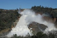 Eroze poškodila nejvyšší přehradu v Kalifornii: Protržení nehrozí, uklidňují vodohospodáři