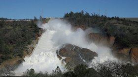 Vyhrocená situace na přehradě Oroville: Eroze vážně poškodila odtokové dráhy přelivů.