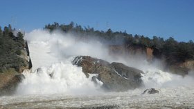 Vyhrocená situace na přehradě Oroville: Eroze vážně poškodila odtokové dráhy přelivů.