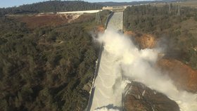 Vyhrocená situace na přehradě Oroville: Eroze vážně poškodila odtokové dráhy přelivů.