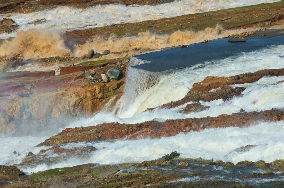 Vyhrocená situace na přehradě Oroville: Eroze vážně poškodila odtokové dráhy přelivů.