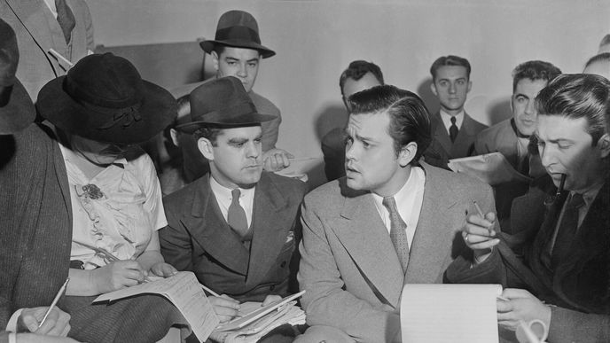 Orson Welles na setkání s novináři po odvisílání Války světů