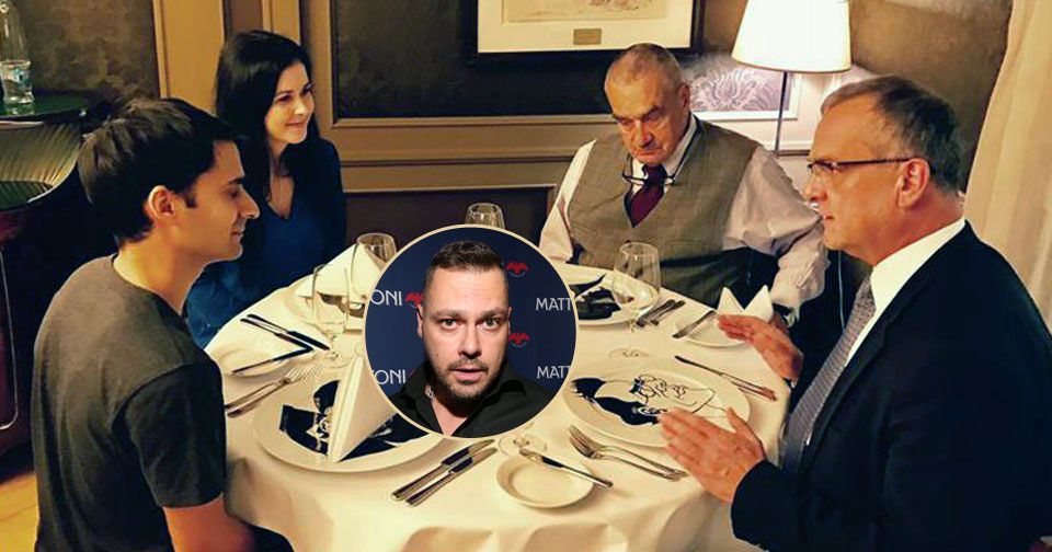Kalousek a Schwarzenberg poobědvali s Bangou a jeho manželkou. Gestem ho chtěli povzbudit poté, co se stal terčem fanoušků Tomáše Ortela (uprostřed).