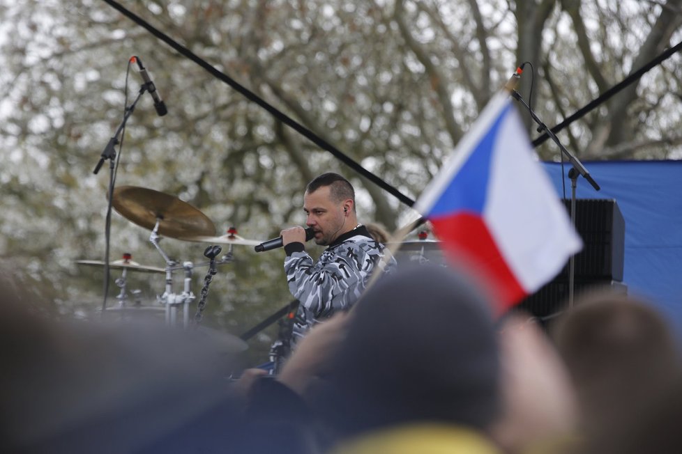 Vystoupení kapely Ortel na Řipské pouti vyvolalo smíšené reakce.