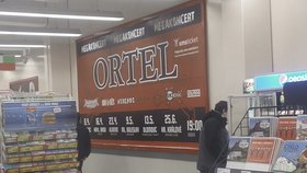 Jeden z billboardů kapely Ortel v obchodním domě