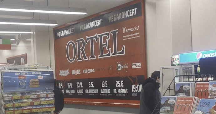 Jeden z billboardů kapely Ortel v obchodním domě