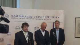 Peníze nechce vracet. Zleva: Jan Sedláček, Ivo Valenta, Jan Horník