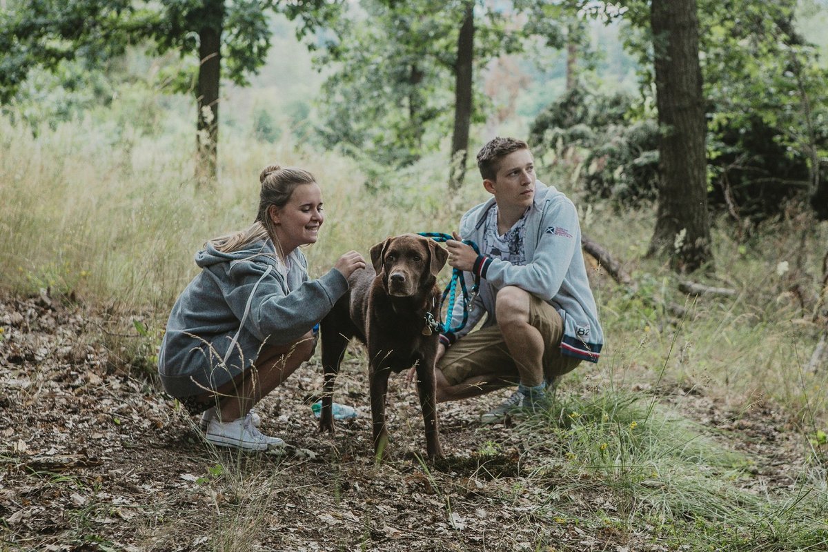 První série seriálu Osada České televize se věnuje chataření.