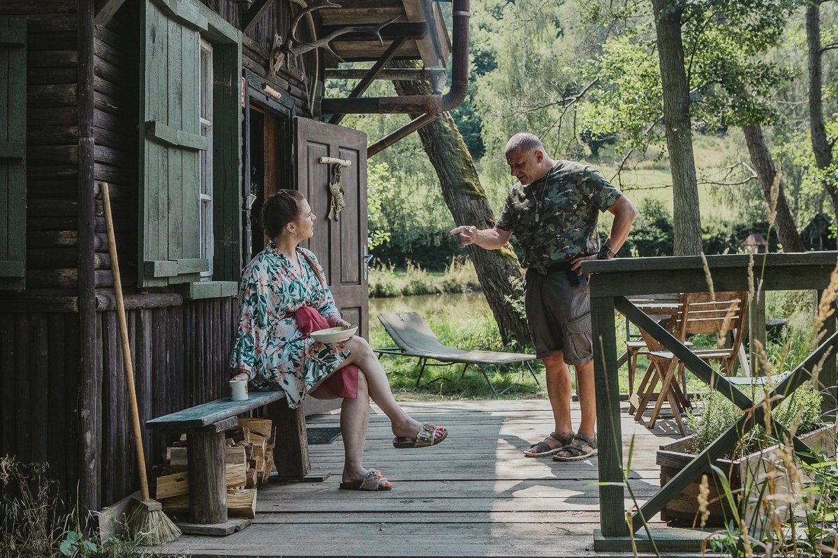 První série seriálu Osada České televize se věnuje chataření.