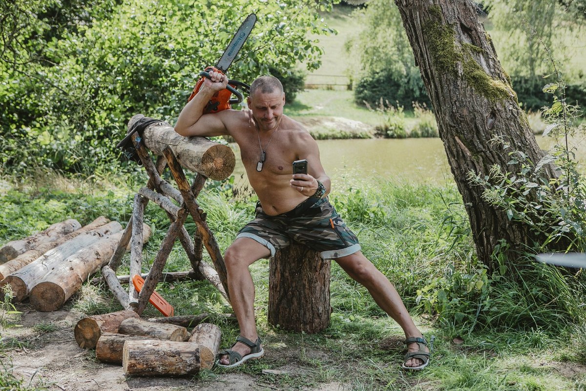 První série seriálu Osada České televize se věnuje chataření.