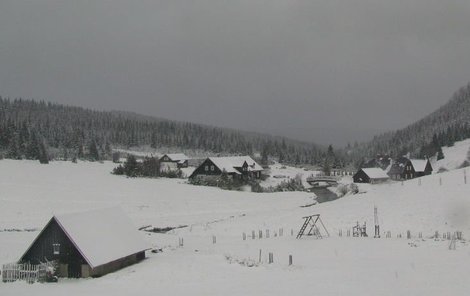 Osada na Jezerce je už pod sněhem.