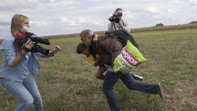 Kameramanka podrazila nohu běženci.